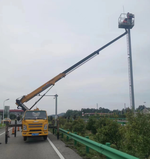 24米登高车高速施工维修现场