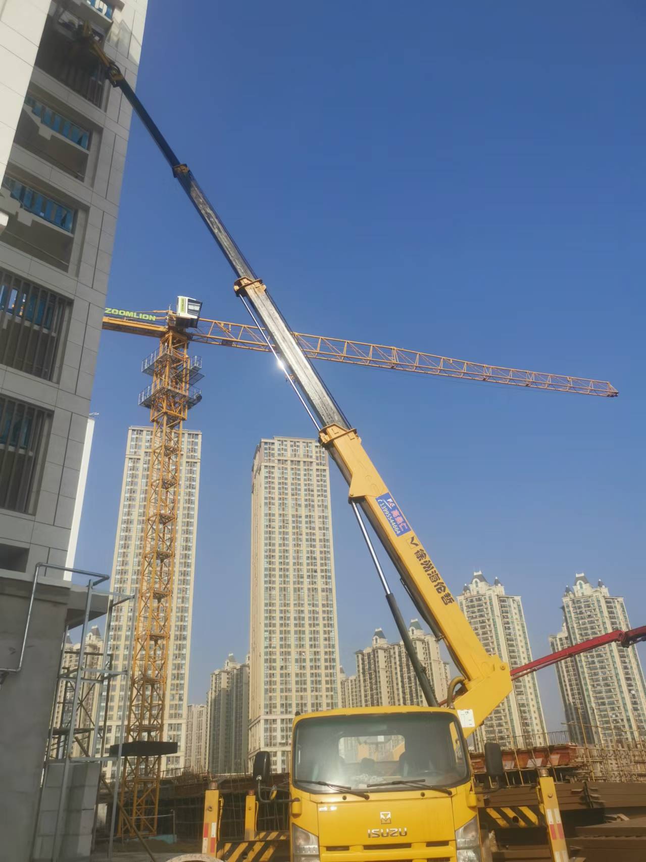 22米云梯车工地安装楼层玻璃窗户施工现场